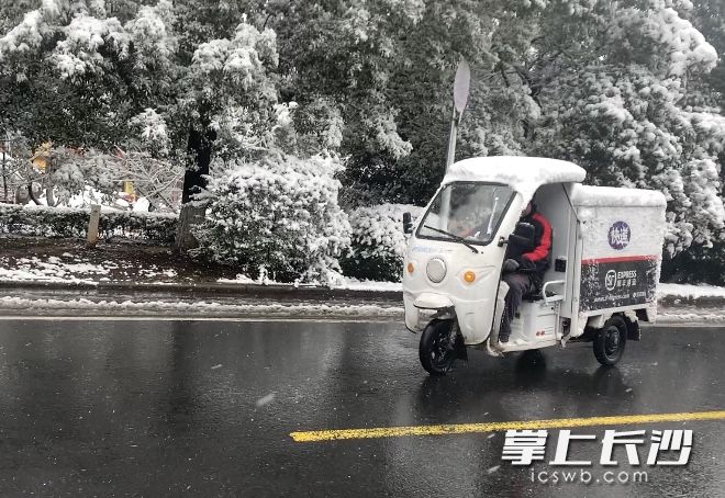 快递小哥风雪中送快递。