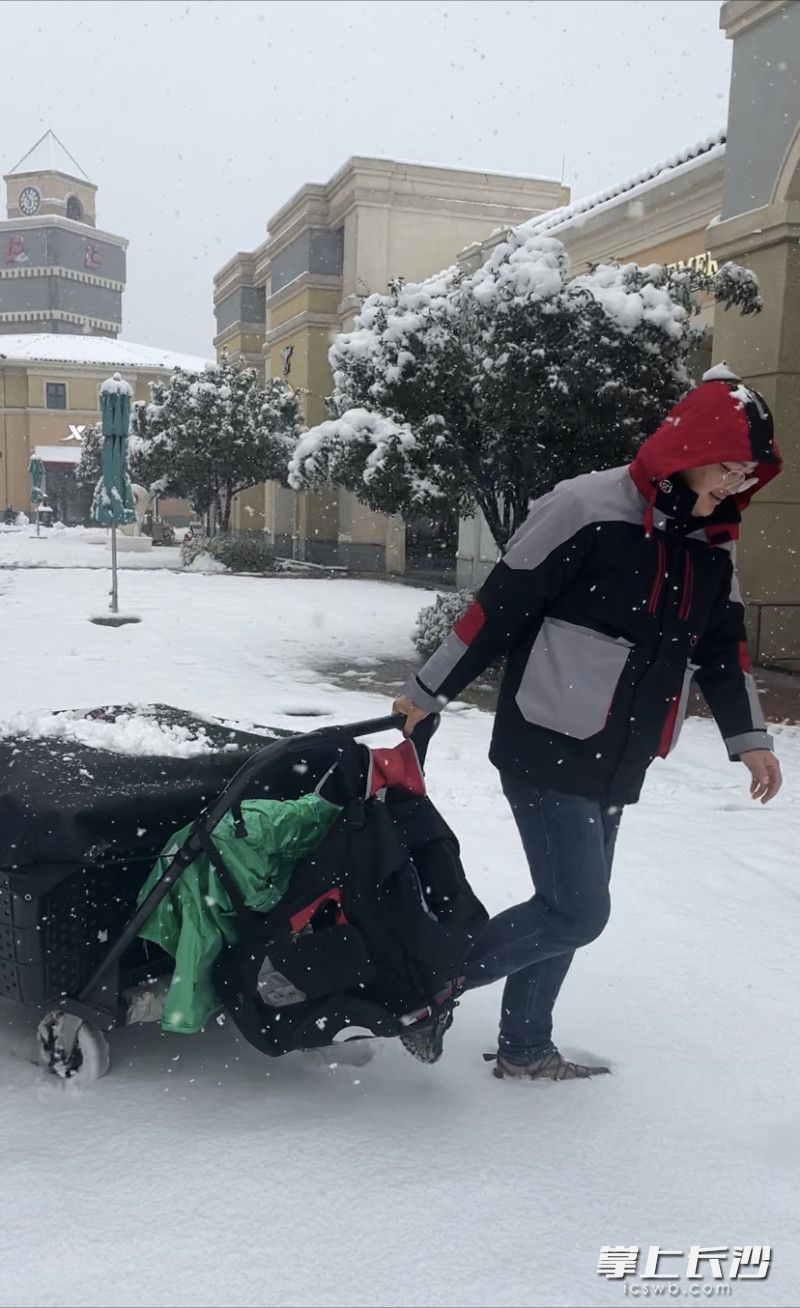 快递小哥风雪无阻。