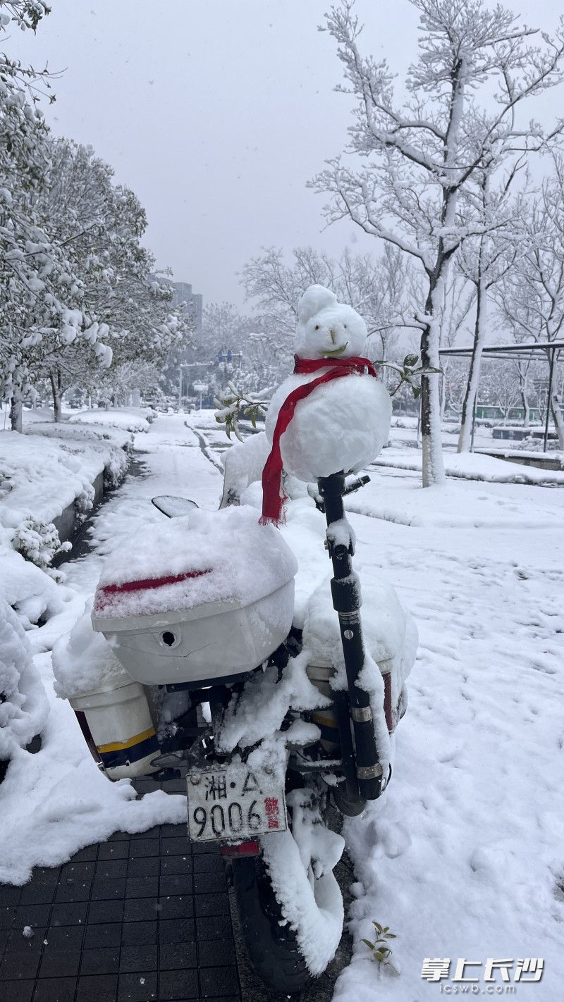 岳麓交警大队四中队民警发现自己摩托车后座有个可爱小雪人