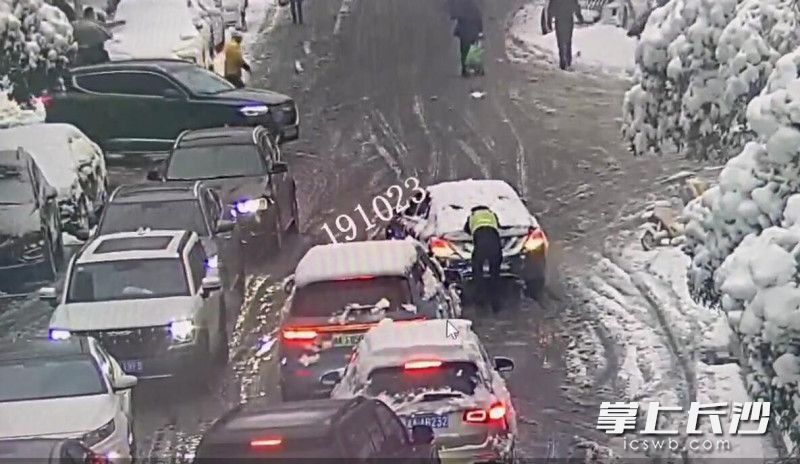 在双拥路学堂园路口有车辆打滑，开福交警五中队民警帮忙推车。