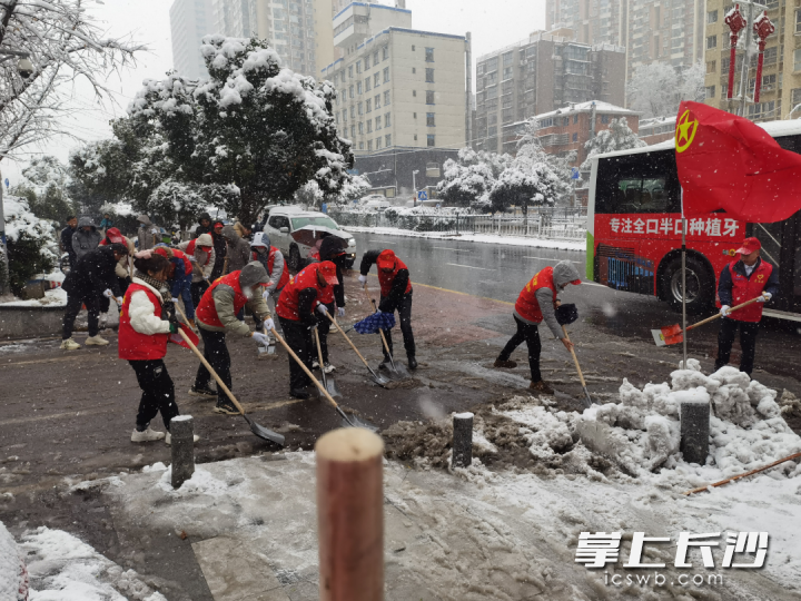 天心区机关干部和青年雷锋志愿者、青年突击队对辖区主要道路等易结冰路段进行积雪清扫、路障清理。