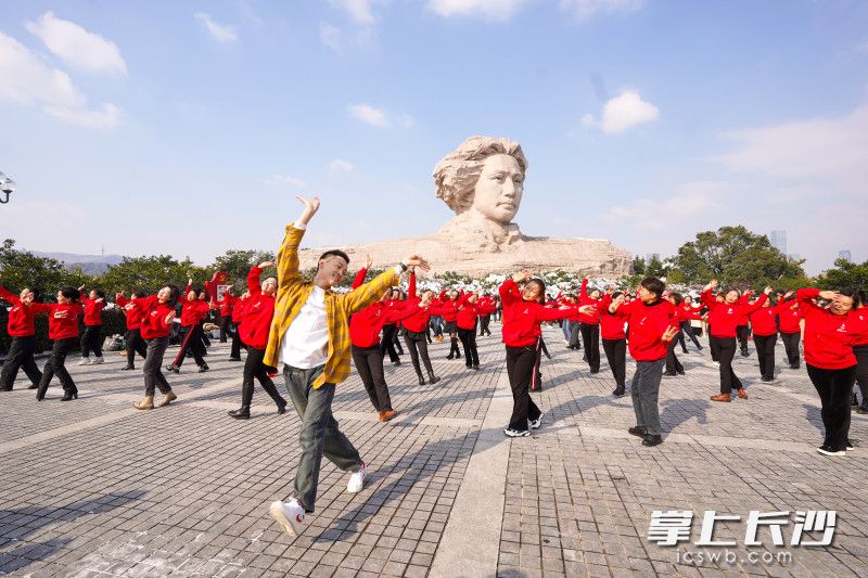 长沙市群众艺术馆优秀青年舞蹈专干李冠，带领从全国各地来的百名舞者在长沙橘子洲头的毛泽东青年艺术雕塑前共舞《梅花赋》。长沙晚报全媒体 邓迪 易亿 摄 