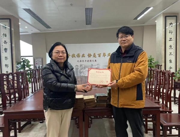长沙图书馆馆长王自洋为李宇先颁发证书。均为长图供图