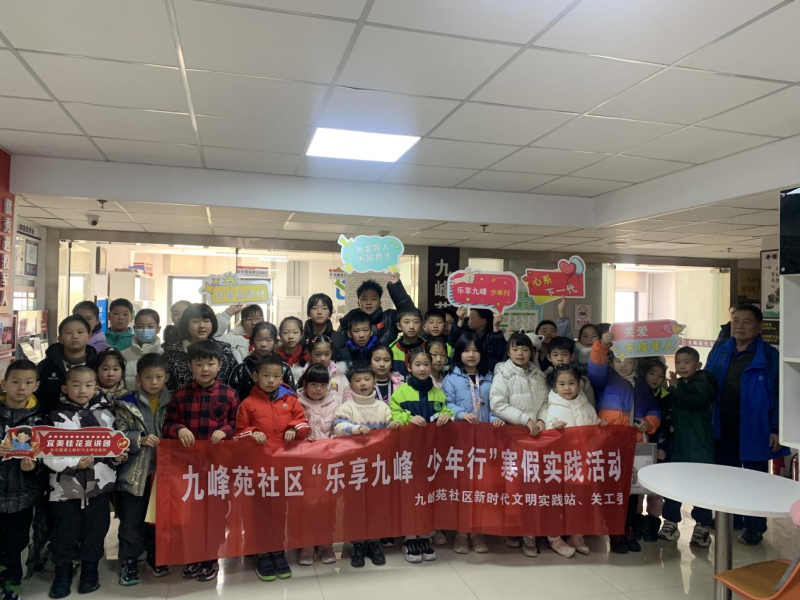 青少年合影留念。