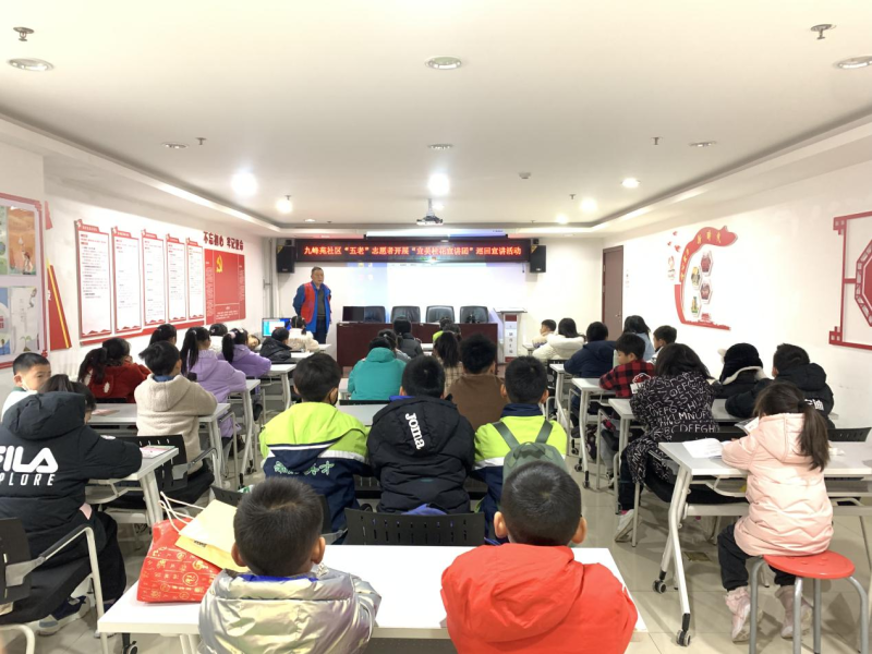 “五老”志愿者阮国华以《中国制造为什么这么牛》为题开展爱国主题教育。