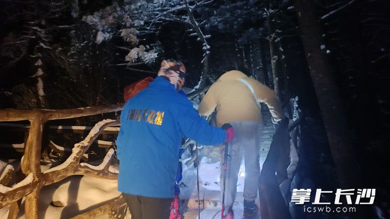队员们将被困人员带上山顶。