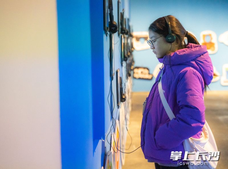 一名女孩正在聆听废弃垃圾的“独白”,感受环境保护的重要性。均为长沙晚报全媒体记者 林暘 刘晓敏 摄影报道 一名女孩正在聆听废弃垃圾的“独白”,感受环境保护的重要性。均为长沙晚报全媒体记者 林暘 刘晓敏 摄影报道