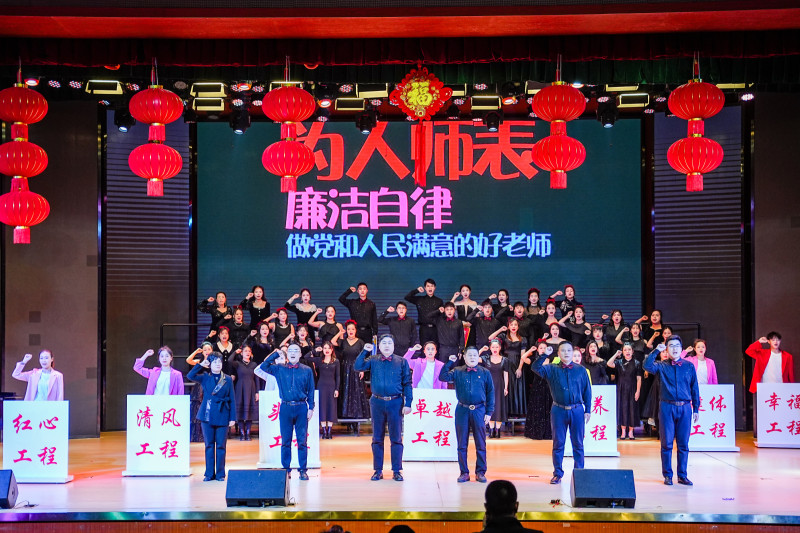 通过一个个精彩的节目,回顾了一年来关于望城教育的闪亮记忆,展示了一年来队伍建设主题活动的主要成果。 通过一个个精彩的节目,回顾了一年来关于望城教育的闪亮记忆,展示了一年来队伍建设主题活动的主要成果。