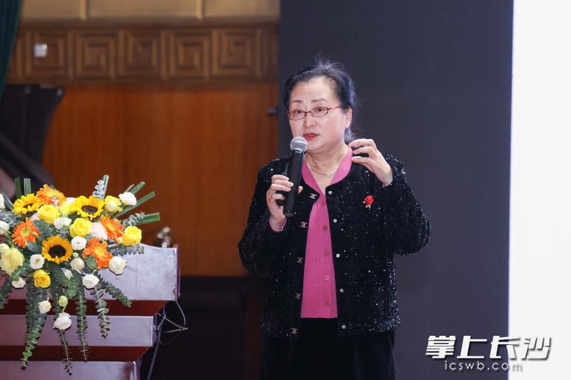 四川师范大学心理学院教授、中国家庭教育学会理事张皓进行专题辅导。 四川师范大学心理学院教授、中国家庭教育学会理事张皓进行专题辅导。