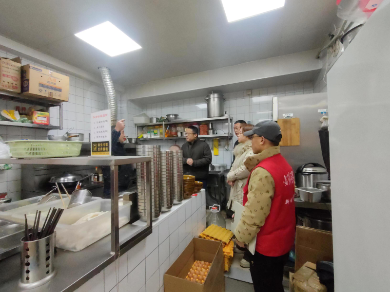 检查组在餐饮店对燃气报警器、用电安全进行检查。均为长沙晚报通讯员王余 摄 检查组在餐饮店对燃气报警器、用电安全进行检查。均为长沙晚报通讯员王余 摄