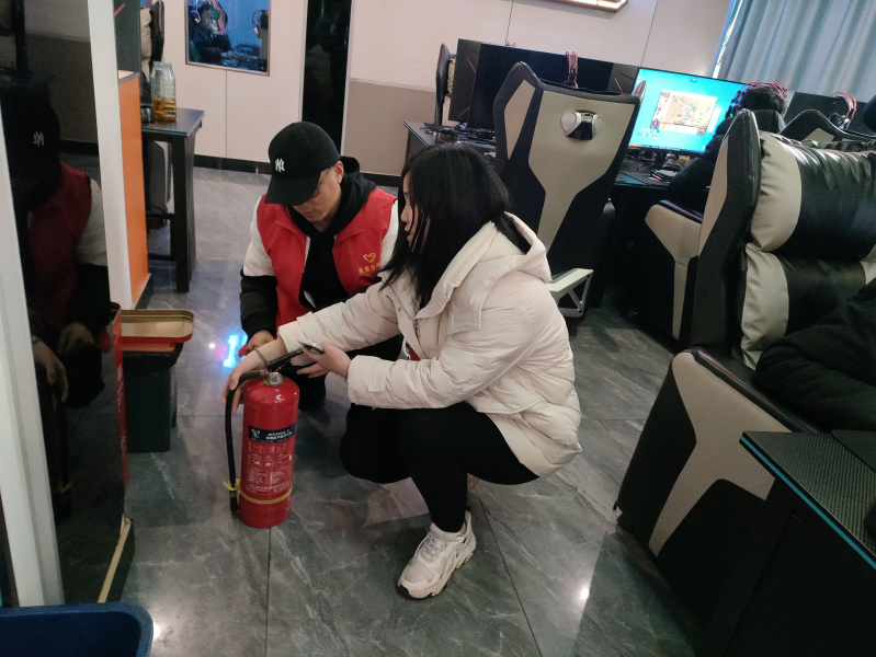 检查组在对门店消防器材进行检查。 检查组在对门店消防器材进行检查。