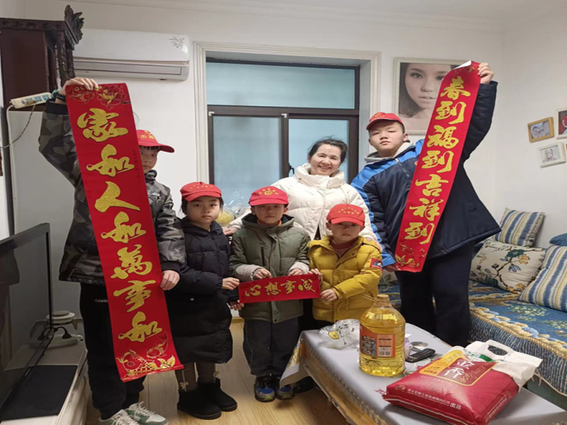 孩子们给老人送来春节温暖。长沙晚报通讯员 郭宇 摄