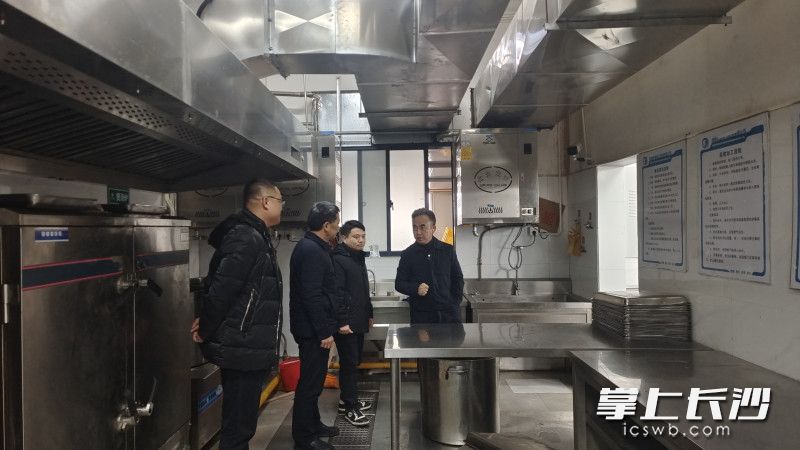 湘江新区教育局联合有关单位开展安全督查。均为长沙晚报通讯员 罗伟平 供图 湘江新区教育局联合有关单位开展安全督查。均为长沙晚报通讯员 罗伟平 供图