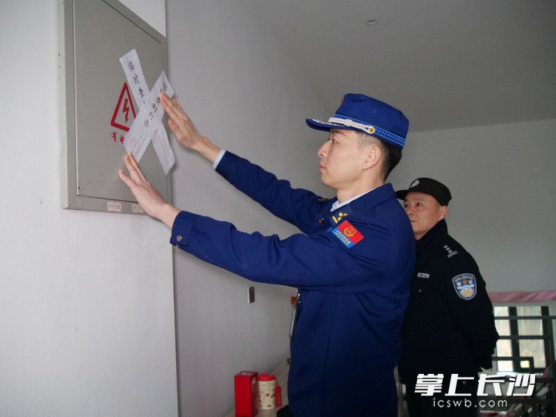 望城区消防监督员对存隐患的教培机构实施临时查封。长沙晚报通讯员 汤淑 供图
