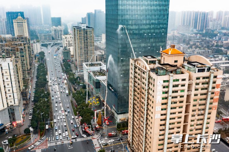 2月2日，长沙市消防救援支队在华创国际广场开展高层建筑灭火救援综合实战演练。长沙晚报通讯员 黎翔 摄