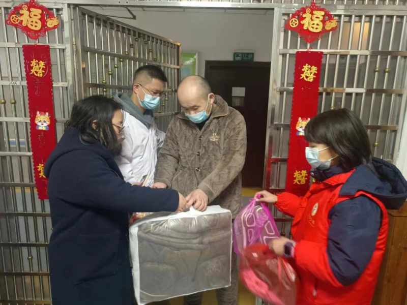 棉服棉鞋送给困难群体。