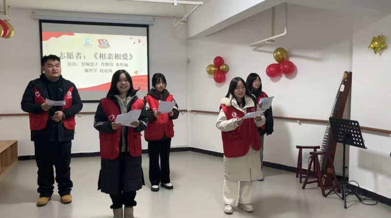 结营汇报演出上，志愿者老师们合唱《相亲相爱》。均为长沙晚报通讯员 蔡佳珊 魏哲宇 供图
