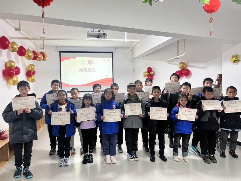 优秀学员受到表彰。