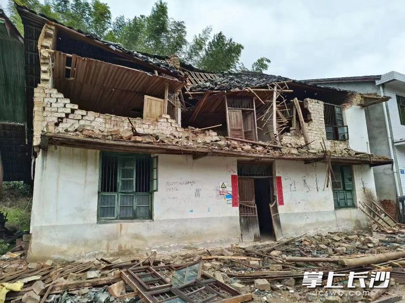 去年4月，一场大雨导致邹水生家中3间住房倒塌，无法居住。资料图