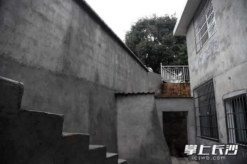 陈娭毑家中院墙已重建，安全又稳固，房屋受损部分也已得到修缮。长沙晚报全媒体记者 刘琦 摄