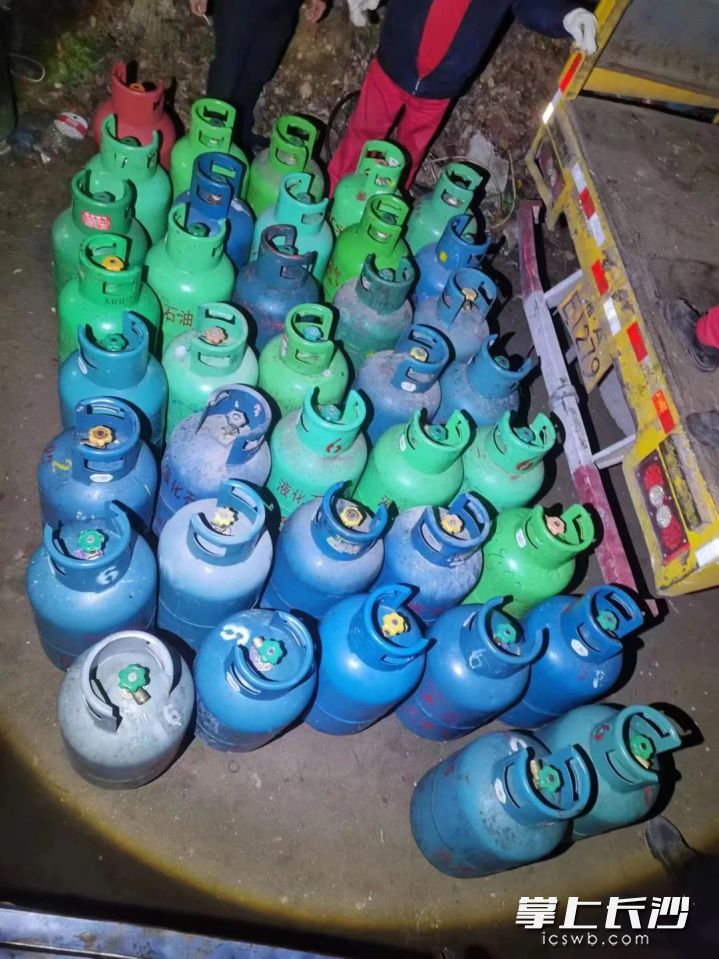 执法人员现场查获的燃气钢瓶。长沙市城管执法局供图