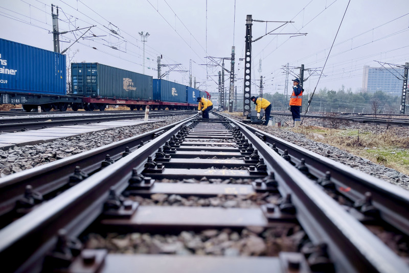 作业人员检修道岔。