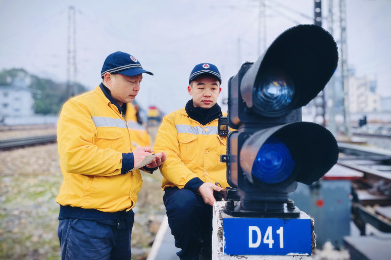 作业人员测试信号机内部数值。