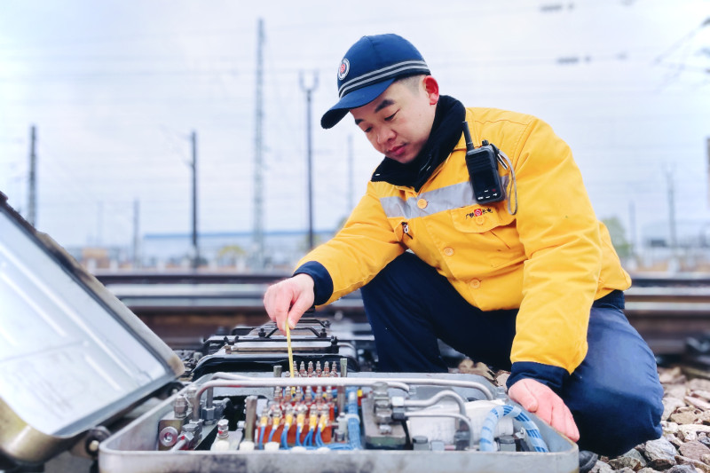 作业人员检查道岔缺口。