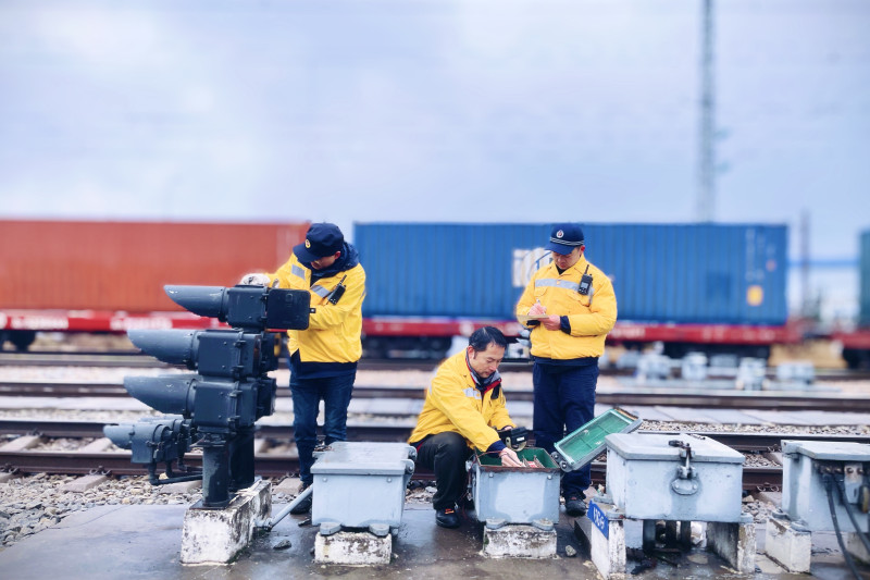 作业人员检修轨道电路、信号机。均为长沙晚报通讯员 王极 摄