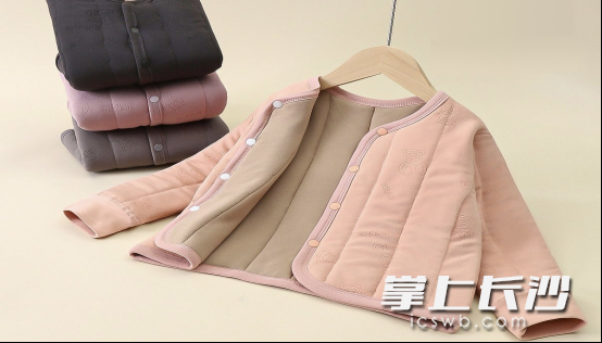 拼多多熊家社童装官方旗舰店在售商品制作工艺严格 (受访者供图) 拼多多熊家社童装官方旗舰店在售商品制作工艺严格 (受访者供图)