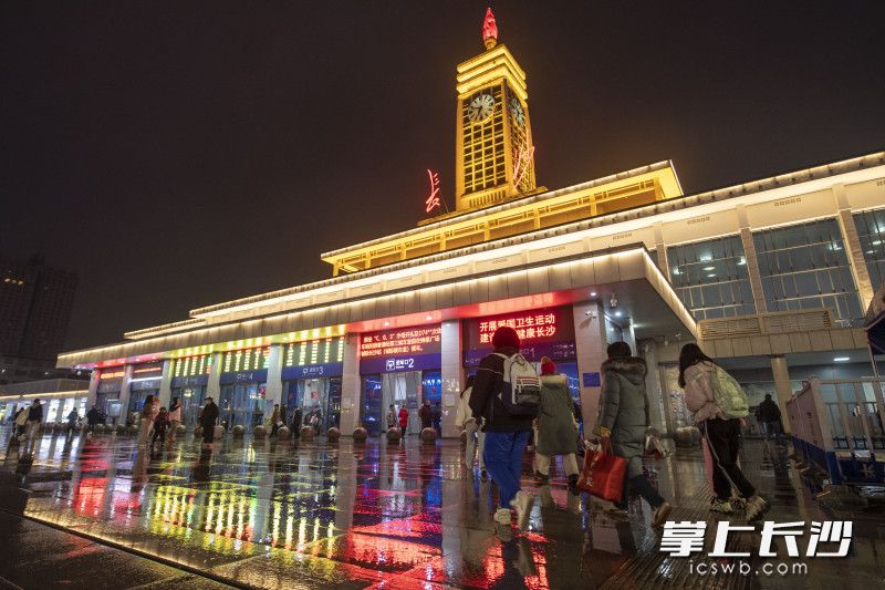 夜幕下的长沙火车站。