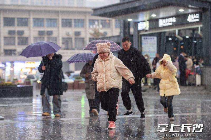 雨雪冲不淡回家的喜悦。