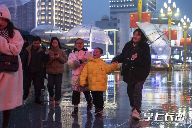 要回家过年了，孩子们脸上洋溢着笑容。