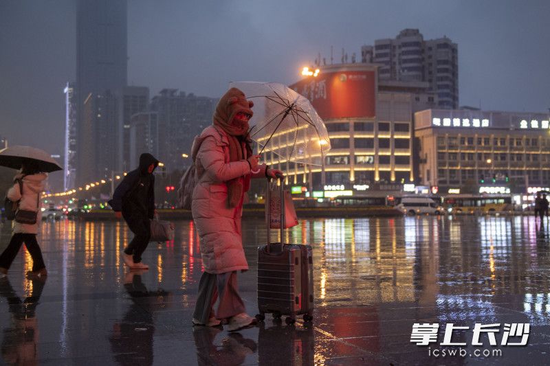 天气寒冷，一位旅客将自己裹得严严实实。