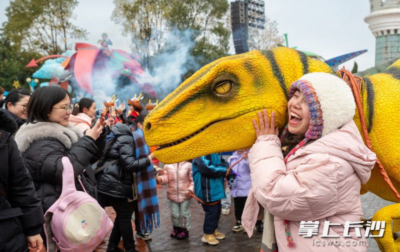 今日上午，株洲方特“龙闹新春快乐过大年”活动开启。均为长沙晚报全媒体记者 贺文兵 摄