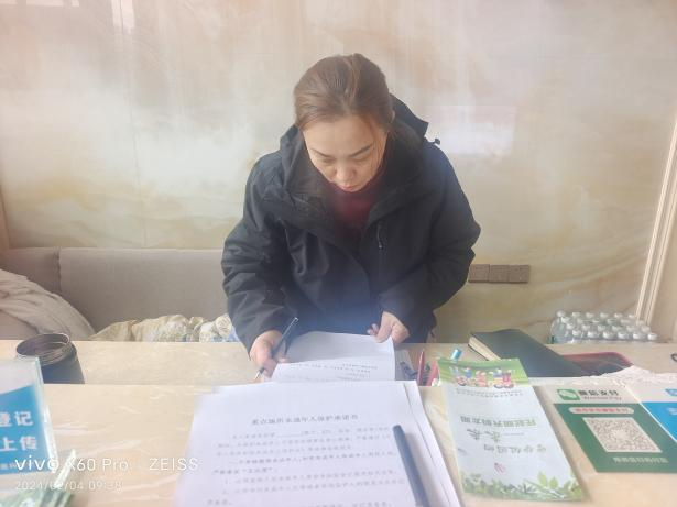 灰汤镇组织辖区内KTV、宾馆等场所负责人签订《灰汤镇重点场所未成年人保护承诺书》。