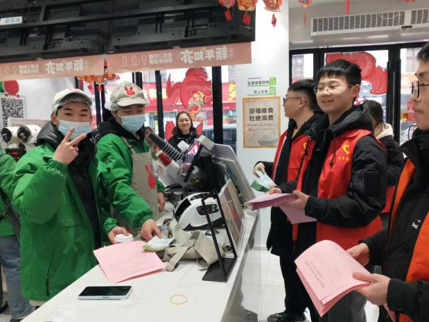 灰汤镇组织学生志愿者开展“利剑护蕾·雷霆行动”宣传活动。受访方供图