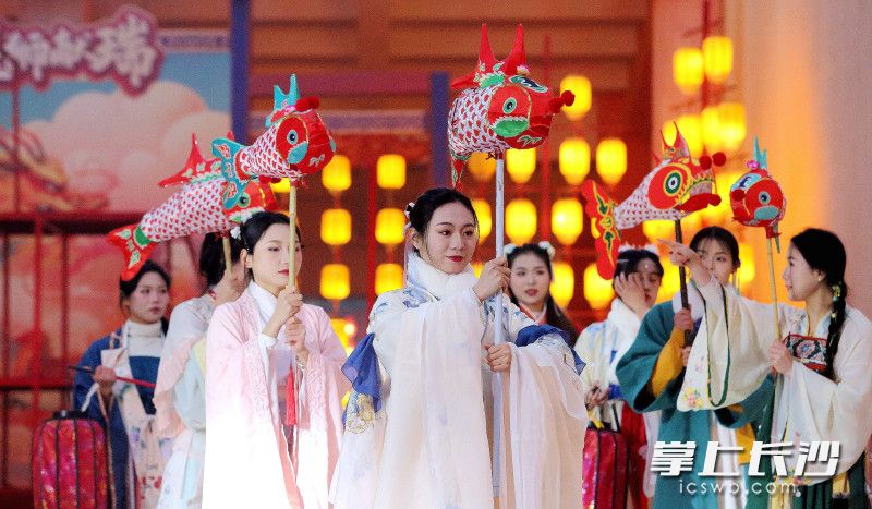 8日晚，长沙世界之窗新春九龙大庙会开启，伴市民、游客红红火火过大年。均为长沙晚报全媒体记者 贺文兵 摄