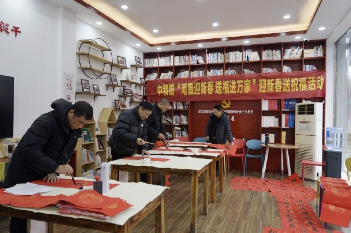 书法家现场写对联。