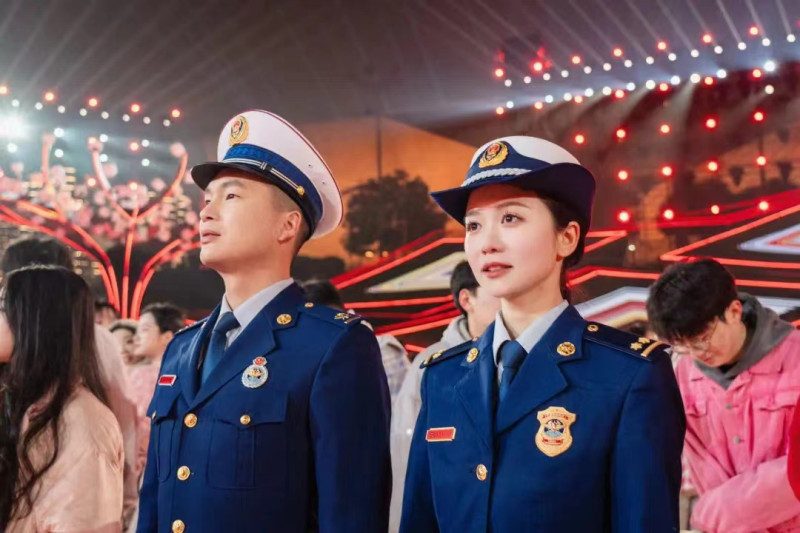 来自长沙消防的孙若玲和肖恺在春晚长沙分会场。长沙晚报通讯员 冯运文 供图