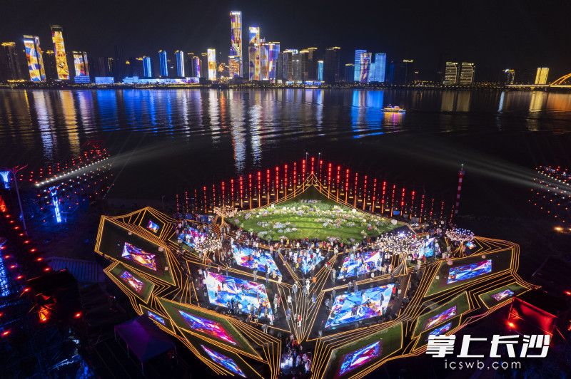 春晚长沙分会场舞台几乎“原封不动”呈现在游客面前，吸引众多游客前来参观打卡。均为长沙晚报全媒体记者 郭雨滴 摄