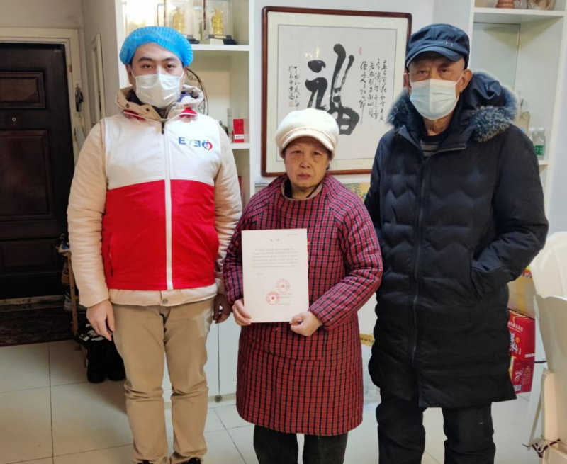 孙俊宁的父母强忍悲痛帮儿子办理好捐献确认手续。均为长沙晚报通讯员 杨丽红 潘爱华 供图 孙俊宁的父母强忍悲痛帮儿子办理好捐献确认手续。均为长沙晚报通讯员 杨丽红 潘爱华 供图