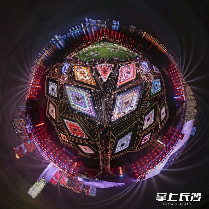 2月13日晚，春晚长沙分会场舞台灯光再次全开，从高空俯瞰，绚丽又壮观。长沙晚报全媒体记者 郭雨滴 摄