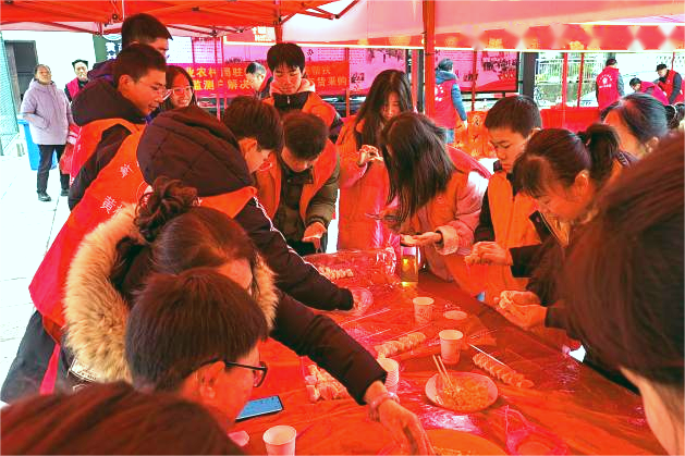 在宁乡市黄材镇青羊社区，“少年志愿服务队”的孩子们调肉馅、擀面皮、包饺子，并将一盒盒爱心饺子送给社区老人。长沙晚报全媒体记者 张禹 通讯员 向云 摄影报道
