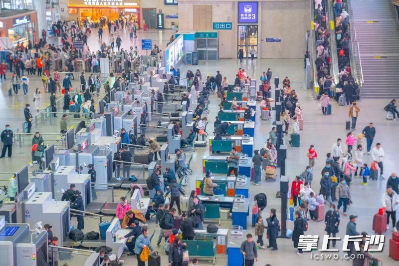今年春节假期2月10日至16日（正月初一至初七），长沙火车南站日均到发旅客22.93万人次。 长沙晚报全媒体记者 周游 通讯员 黄先瑜 摄影报道