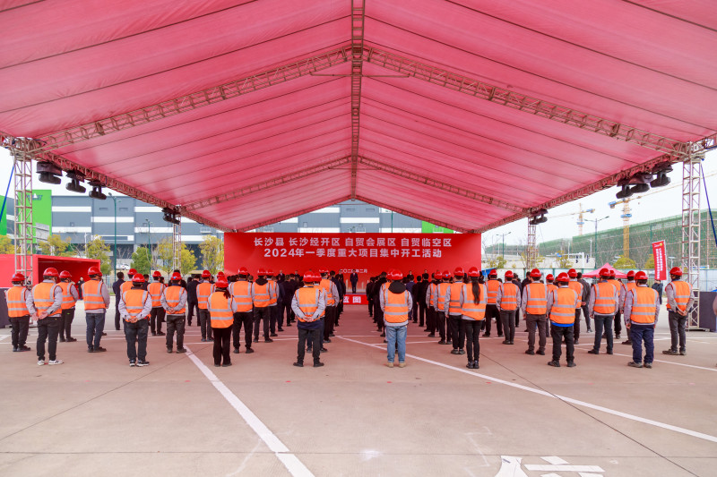 集中开工仪式设在上汽大众全新朗逸车型技改及发动机项目现场。