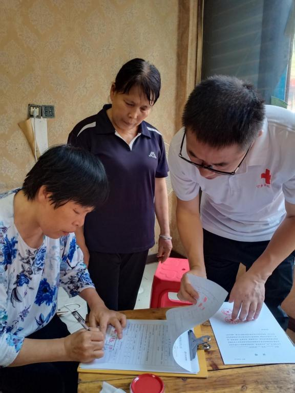 2020年7月,周望池的岳母熊子令老人逝世后就捐献了角膜和遗体,熊老的家人在捐献确认表上签字。 2020年7月,周望池的岳母熊子令老人逝世后就捐献了角膜和遗体,熊老的家人在捐献确认表上签字。