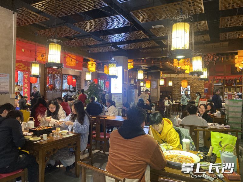 老字号玉楼东吸引众多年轻消费者。