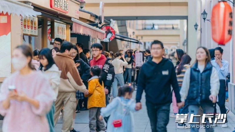 时代奥莱春节假期迎来众多消费者。