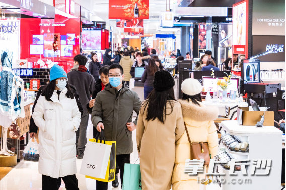 王府井百货五一店内购销两旺。